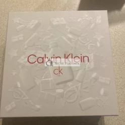   Calvin Klein One 2022 - Darčeková sada s 50ml Eau De Toilette a 100ml Sprchovým gélom