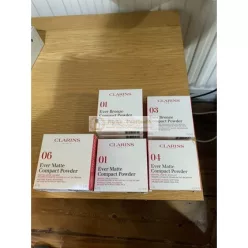   Clarins Ever Bronze Kompaktný Púder - # 03 Hlboký Bronz a Rozjasňovač, 10g